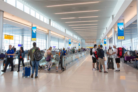 Image of peope in a busy airport